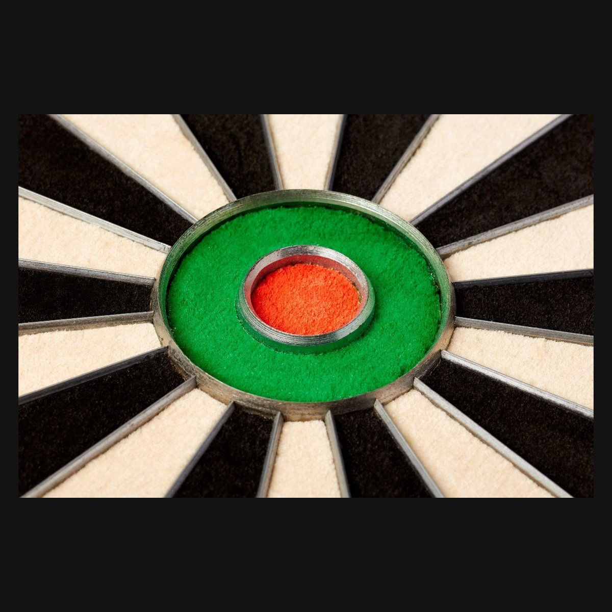 WINMAU BLADE 5 DART BOARD 2 WINMAU BLADE 5 DART BOARD - Image 2